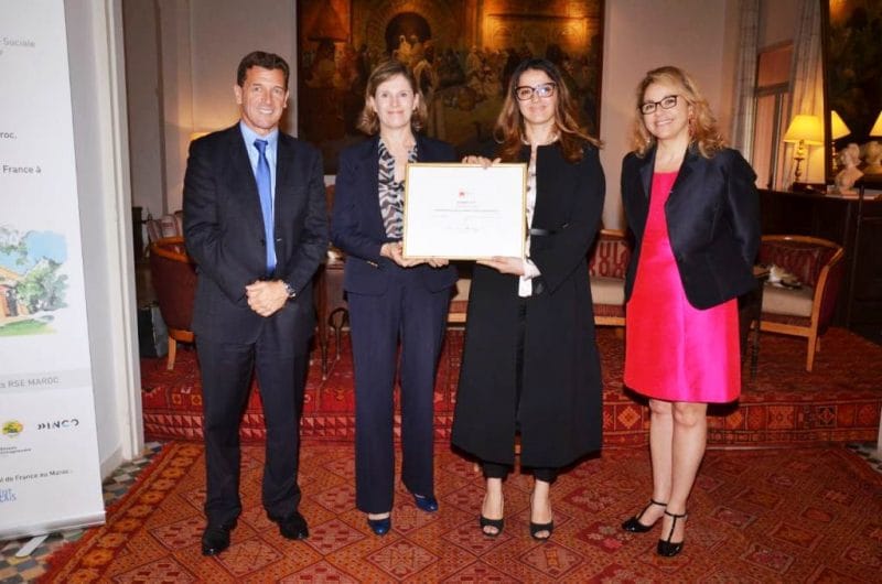 أعلنت مجموعة التجاري وفا بنك أنها تسلمت بمقر القنصلية العامة لفرنسا في مراكش، جائزة تحديات المسؤولية الاجتماعية للمقاولات بالمغرب لسنة 2018، في فئة "الإنتاج والاستهلاك المسؤول"، برسم الدورة الثانية لجوائز تحديات المسؤولية الاجتماعية للمقاولات بالمغرب. وأوضح بلاغ للمجموعة أنها تميزت أمام لجنة تحكيم الجائزة أساسا "بفضل التزامها بمواكبة المقاولات الصغيرة جدا والمقاولات الصغرى والمتوسطة، من خلال تبني الممارسات وقيم منتجة وابتكارية تسمح بالتنمية الاقتصادية للمجتمع المغربي". وأضاف المصدر ذاته أن انخراط التجاري وفا بنك لصالح هذه المقاولات يتجلى بالفعل من خلال التزامات التمويل المخصص للمقاولات الصغيرة جدا، والمقاولات الصغرى والمتوسطة وتوظيف تدابير مناسبة ومبتكرة. وفي آخر ابتكار حتى الآن، تعتبر مراكز "دار المقاول" التي أنشأتها المجموعة منذ سنة 2017، مفهوما حصريا مخصصا لمواكبة المقاولات الصغيرة جدا سواء كانت من الزبناء أو غير الزبناء، والتي أغنت خدمات المنصة الالكترونية المجانية "https://www.daralmoukawil.com" التي أطلقت سنة 2016. وأوضحت المجموعة أن مراكز "دار المقاول" تعتبر مراكز للخبرة والدعم والاستشارة، خاصة من أجل إنشاء المقاولة، وتطوير المشاريع، والولوج إلى الأسواق، وكذا تفعيل آليات الدولة الموجهة لدعم المقاولات الصغيرة جدا. ومن خلال هذه التدابير، أتاح التجاري وفا بنك لعدة آلاف من المقاولات الصغيرة جدا، ولحاملي المشاريع الاستفادة من التكوين والاستشارة بشكل مجاني حول مختلف المواضيع المتعلقة بالأعمال، وإحداث المقاولات، وتطوير المشاريع. ويأتي هذا الحدث، الذي تنظمه وزارة الاقتصاد والمالية، ووزارة الانتقال البيئي والتضامني الفرنسية والذي بدأته سنة 2017 نورا برسالي رئيسة "المسؤولية الاجتماعية للمقاولة نيوز" ومؤسسة نادي المقاولات المسؤولة في فرنسا، كاستمرارية لجوائز "تحديات المسؤولية الاجتماعية للمقاولات الفرنسية"، الحدث الذي يعرف الآن تنظيم دورته السادسة ويكافئ سنويا المنظمات عن أعمالها الملموسة لصالح التنمية المستدامة.