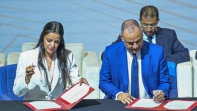 مريم بنعباد ورياض مزور خلال توقيع الاتفاقية بين z systems ووزارة الصناعة والتجارة
